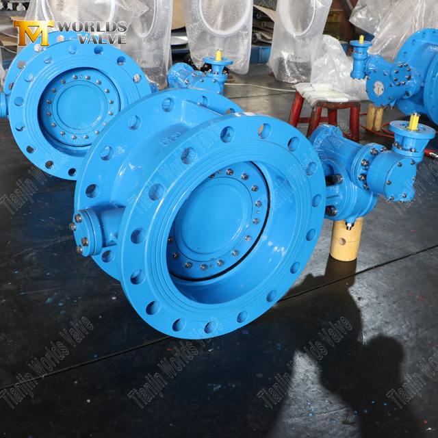 Válvula de borboleta PN25 de deslocamento duplo com flanges duplos e operador de engrenagem | Controle de fluxo industrial para serviço pesado